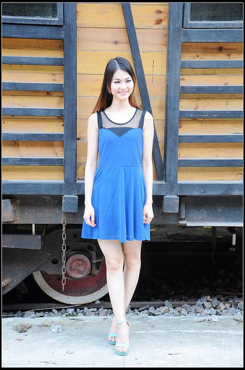 红砖色彩与少女油画 外拍人像的质感之美